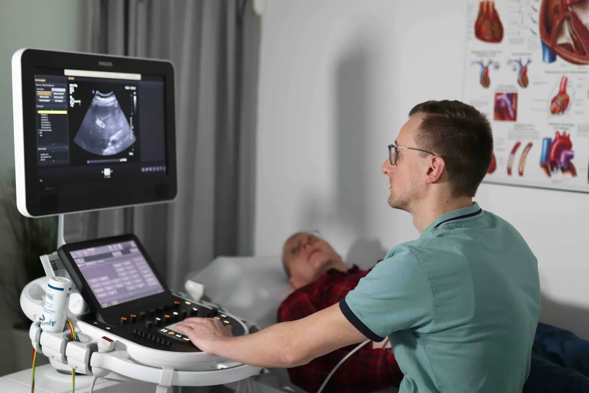 Dr. Michael Piringer bei einer Ultraschalluntersuchung