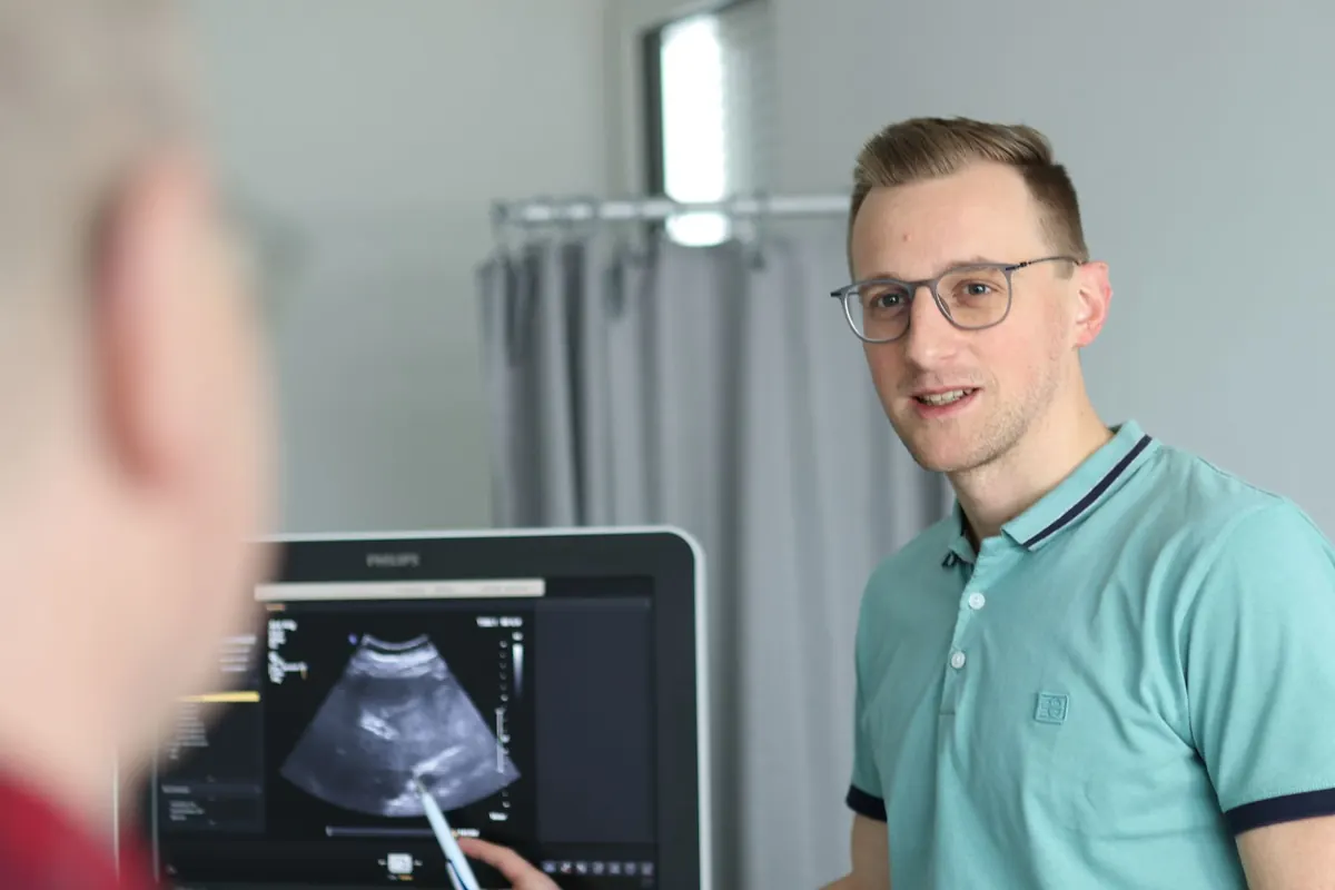 Dr. Michael Piringer erklärt einen Ultraschallbefund